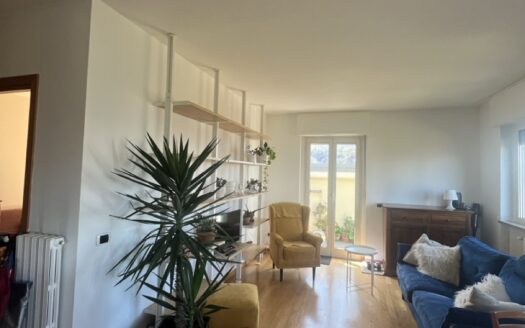 Alloggio ristrutturato con terrazzo