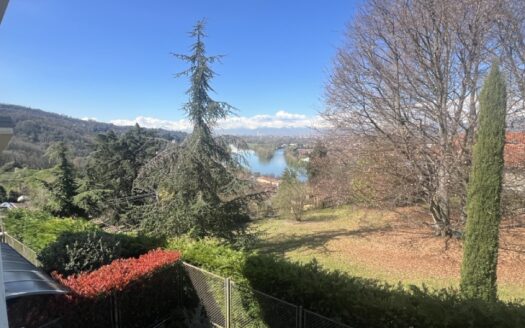 Alloggio ristrutturato con terrazzo